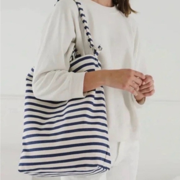 BAGGU Navy and Cream Striped Tote - Picture 2 of 3